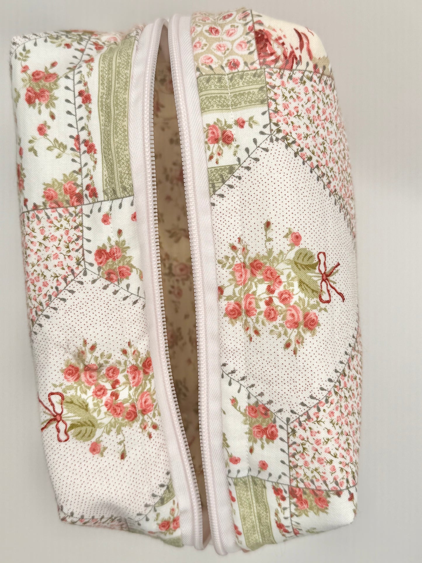 Vintage Rose Large Make-Up Bag