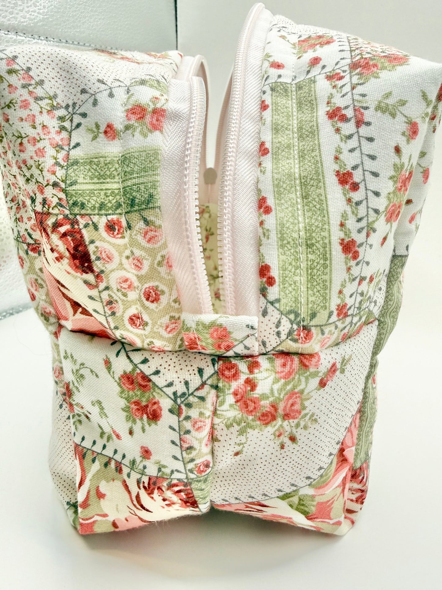 Vintage Rose Large Make-Up Bag